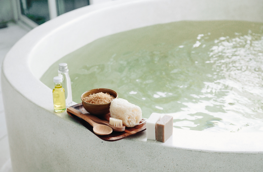 Bain et chaleur estivale : S’inspirer des rituels tropicaux pour vivre la chaleur autrement